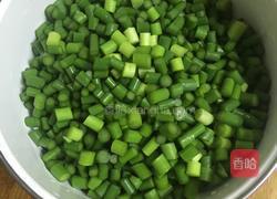 老干妈肉末炒蒜苗的做法图解2