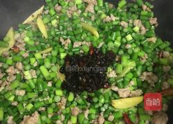 老干妈肉末炒蒜苗的做法图解5