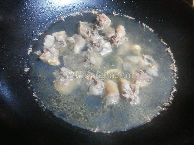 将鸭肉煮至全熟沥干备用