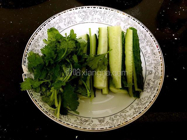 黄瓜、香菜洗净，切成小段。