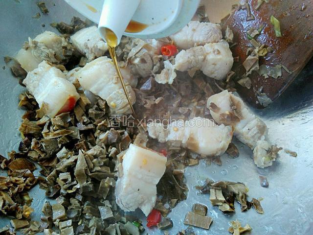 加一勺料酒，炒出香味。