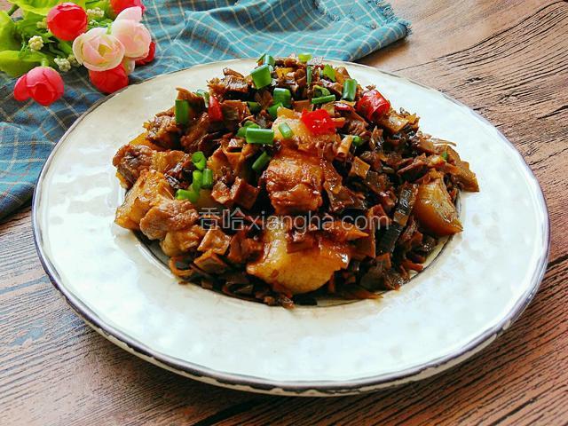 笋干炖肉。