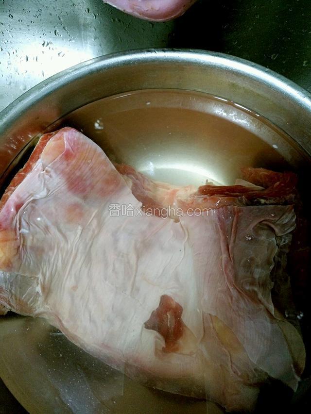 牛腩用清水浸泡至少半小时，洗去血水