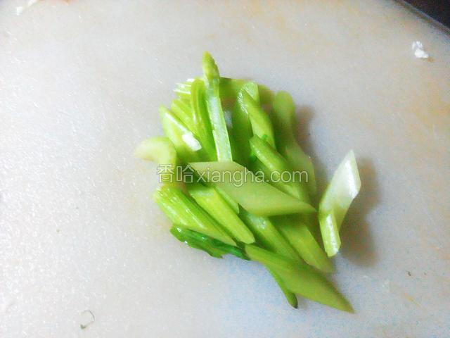 将芹菜炒小段
