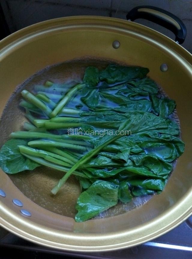 锅里放水烧开，加入适量盐，油，放入芥兰淖一下水捞出立即投入凉水过凉，捞出来淋干水分备用
