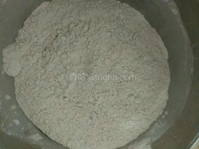 将面粉均匀搅拌，并加入温水活成硬面～