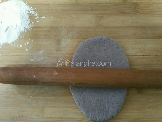 时间到后揉好面团开始擀～越薄越好～