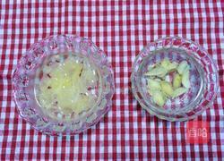 红枣百合银耳羹的做法图解1