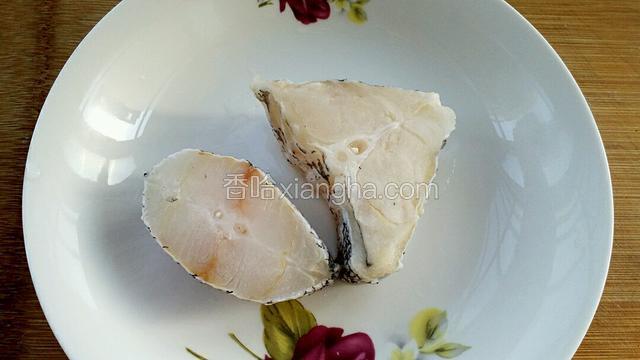 把鳕鱼块洗净后用厨房纸擦干水分。