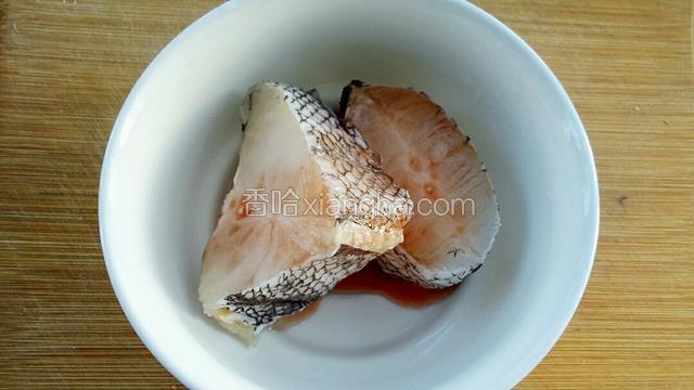 放入容器中调入适量的盐和红酒腌制半个小时。