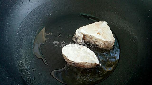 平底锅放适量油，把腌制好的鳕鱼块两面薄薄的沾上一层淀粉，放入锅中小火煎制。