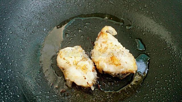 再撒入孜然粒稍微煎一下即可。