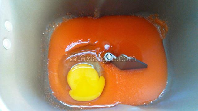 胡萝卜汁和鸡蛋放入面包机内胆