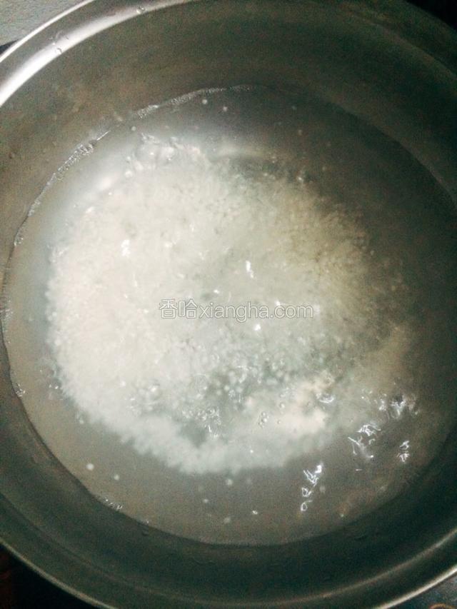 锅里煮水，水开后把西米倒进去，用勺子搅散，煮几分钟看到西米变半透明了就关火盖上盖子闷几分钟