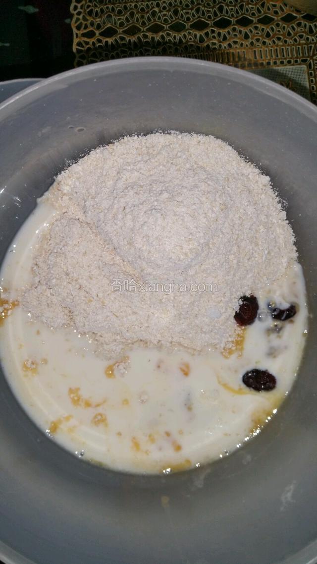 加入鸡蛋，糖，蔓越莓干，面粉和牛奶