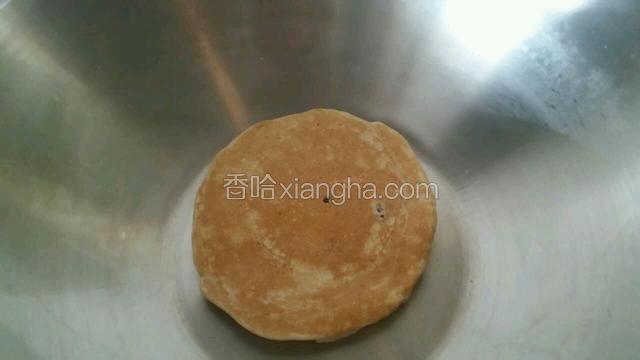 烙成金黄色翻面