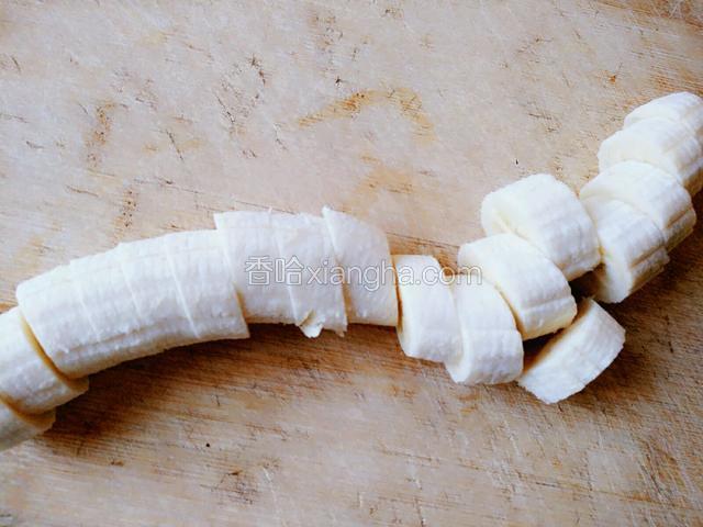 香蕉剥皮，切成差不多大小片状