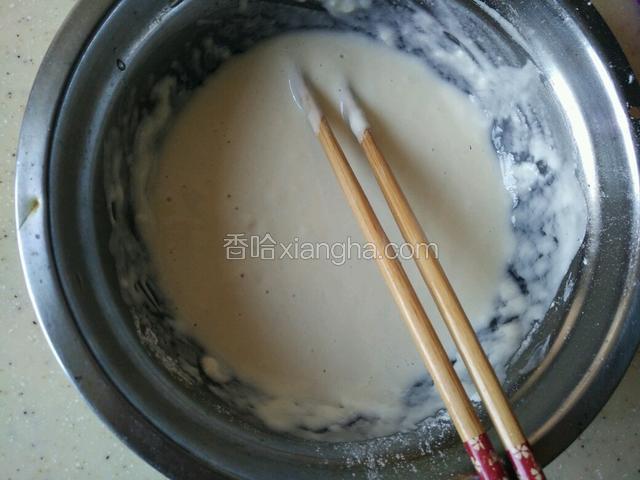 放入面粉，多放点水，均匀搅拌