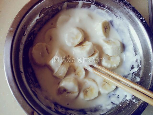 放入香蕉全身滚上面粉