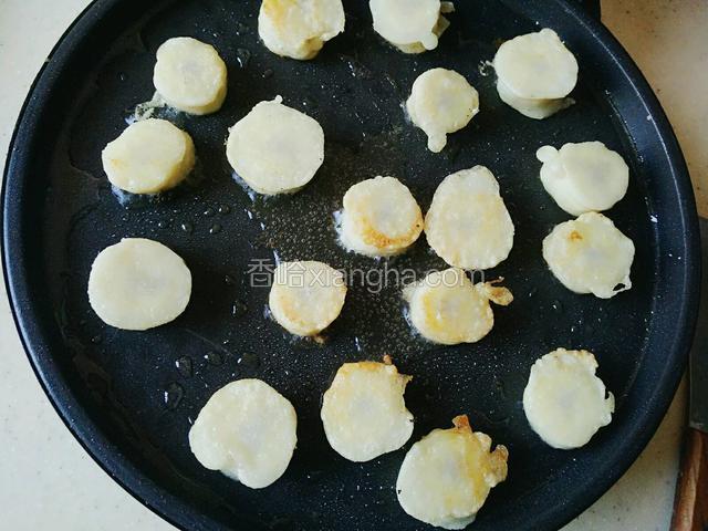 平底锅放入油烧热，煎黄翻身