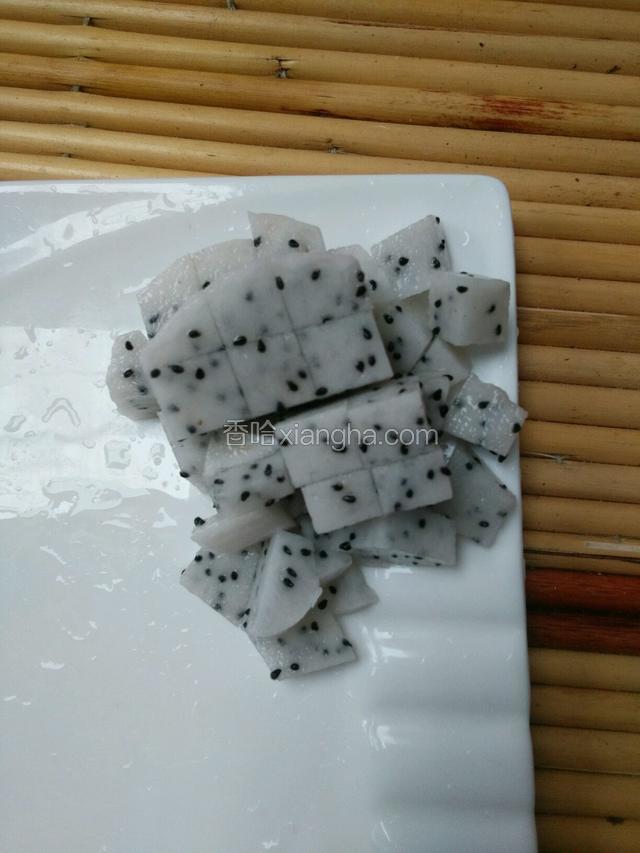 火龙果去皮切丁。
