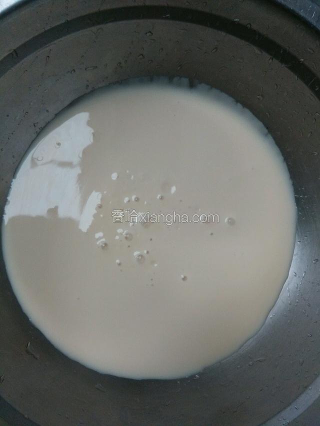 小盘倒入酸奶。