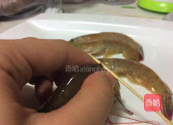 牙签去虾线的做法图解2