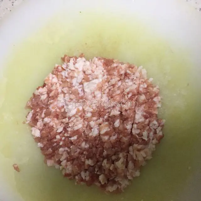 将瘦肉剁成泥