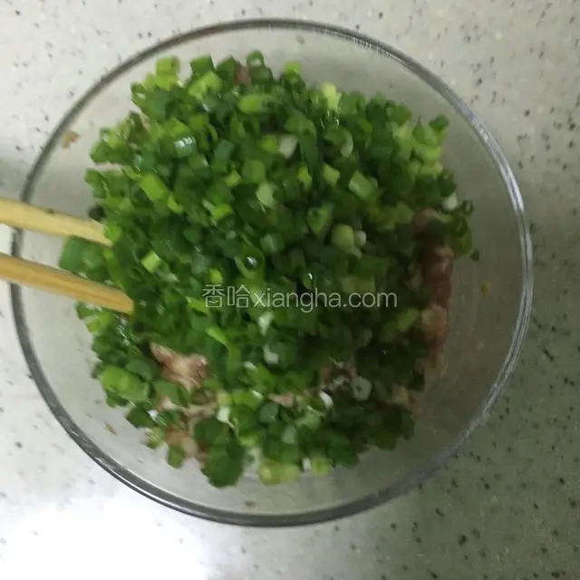 肉里加入花椒粉，胡椒粉，酱油，姜末，耗油，盐，葱花，加香油，拌匀