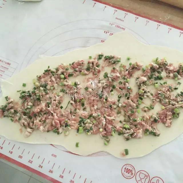 铺上肉馅