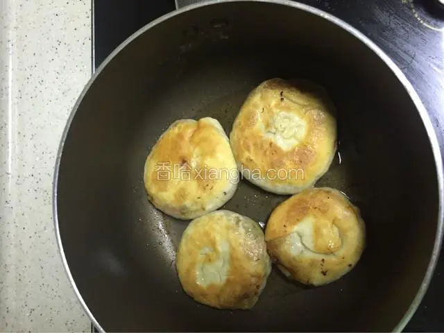 不粘锅，小火，放油，煎至金黄