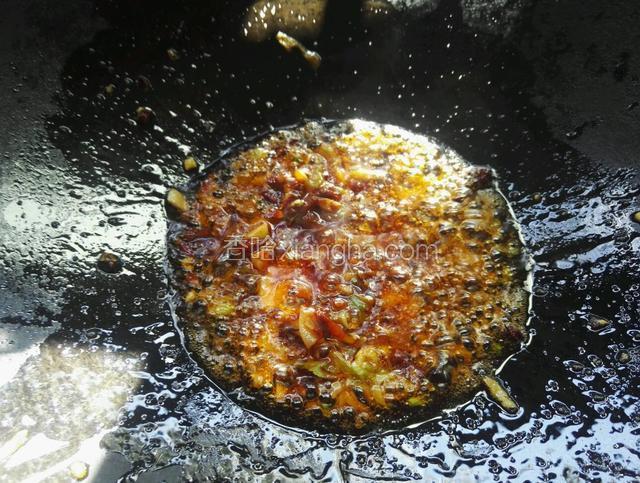 加入豆瓣酱煸炒