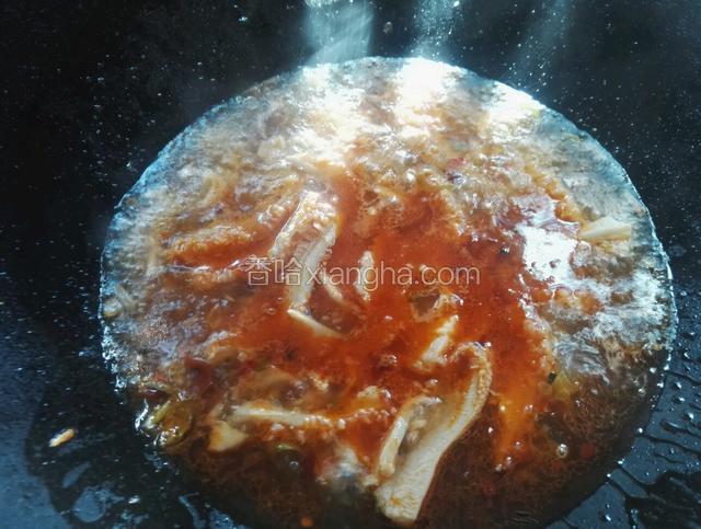 加入适量清水大火煮开，放入牛肚，调入适量盐，鸡精，料酒，白糖煮5分钟