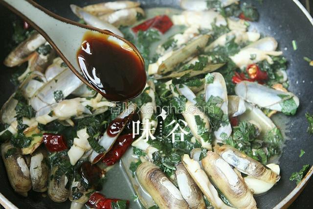 放入两匙蚝油,一匙料酒。