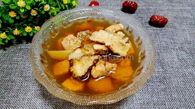 这是出锅的当归炖鸡！味道棒棒哒！