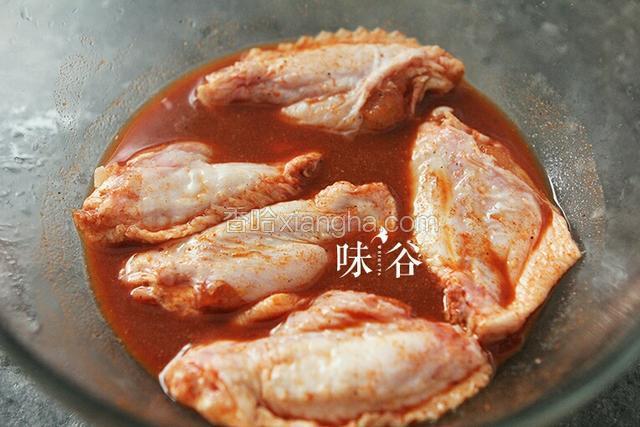 将水与所有配料和腌料混匀 后，倒入鸡翅中，混合均匀，腌制4小时，两个小时后翻个面。