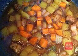 红烧肉炖土豆的做法图解12