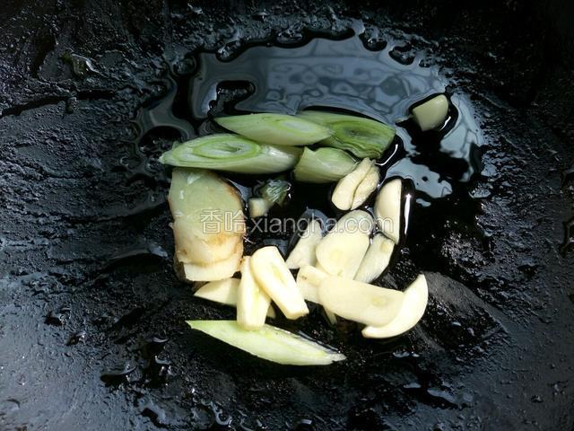 锅里放入色拉油 煸炒葱姜蒜出香味