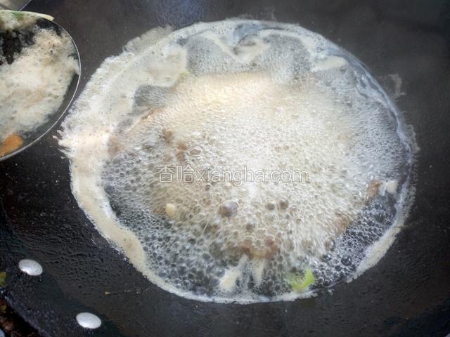 干锅撇去浮沫 转中火继续炖煮