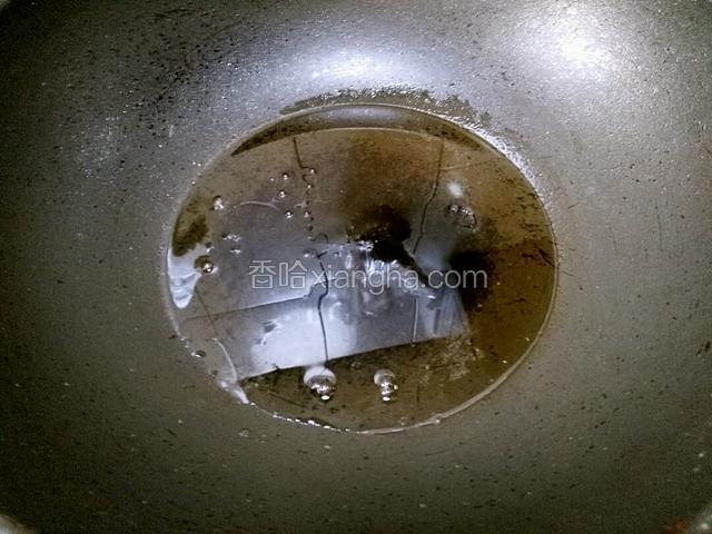 备炒锅，倒适量油，