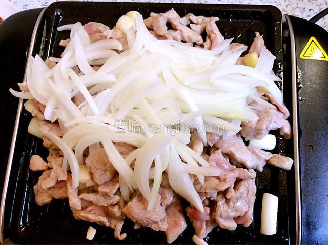 肉片烤变色后放上元葱