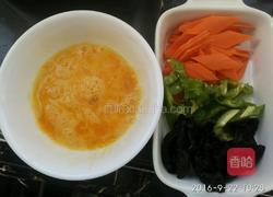 胡萝卜木耳炒鸭蛋的做法图解1