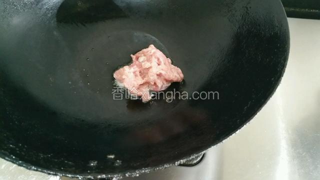 锅里倒油7分热煸炒至肉变色