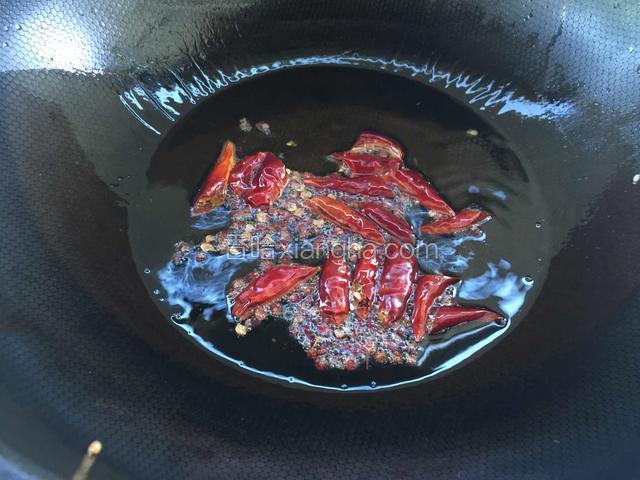 用炸鱼的油把花椒和干辣椒煸炒香。