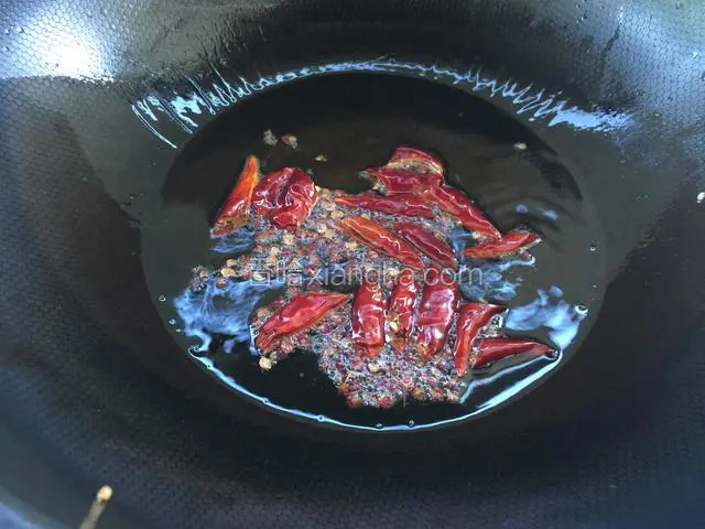 用炸鱼的油把花椒和干辣椒煸炒香。