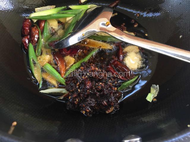 放两勺火锅底料炒出红油。