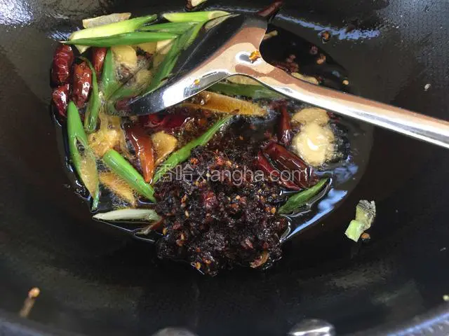 放两勺火锅底料炒出红油。