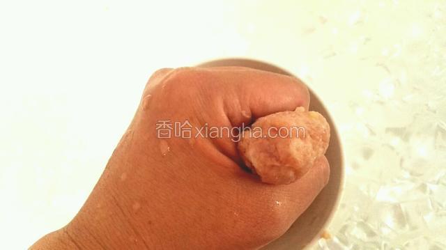 用手挤出小圆子