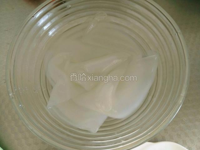 粉皮用凉水泡10分钟。