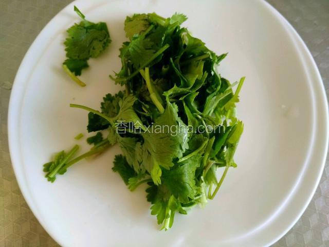 香菜洗净切段。